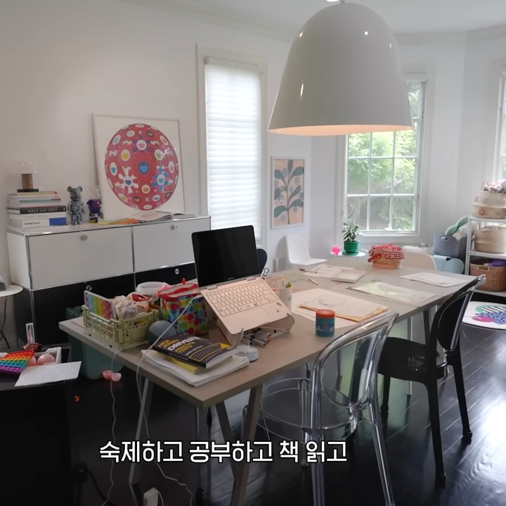 <p>Pasangan ini juga memiliki ruang khusus anak-anaknya belajar. "Ini tempat anak-anak mengerjakan PR, membaca buku, dan menggambar. Anak perempuanku memiliki banyak mainan," kata mantan Miss Korea itu. (Foto: YouTube Mrs.뉴저지 손태영)</p>