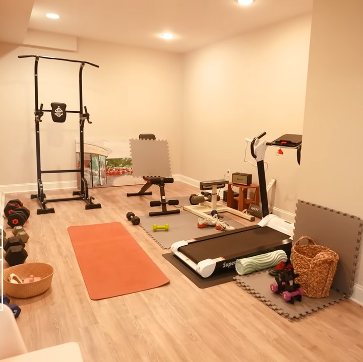 <p>Tak hanya anak-anak, sang Ayah juga memiliki ruangan khusus untuk menggeluti hobinya. Tempat ini merupakan gym pribadi Kwon Sang Woo, Bunda. (Foto: YouTube Mrs.뉴저지 손태영)</p>