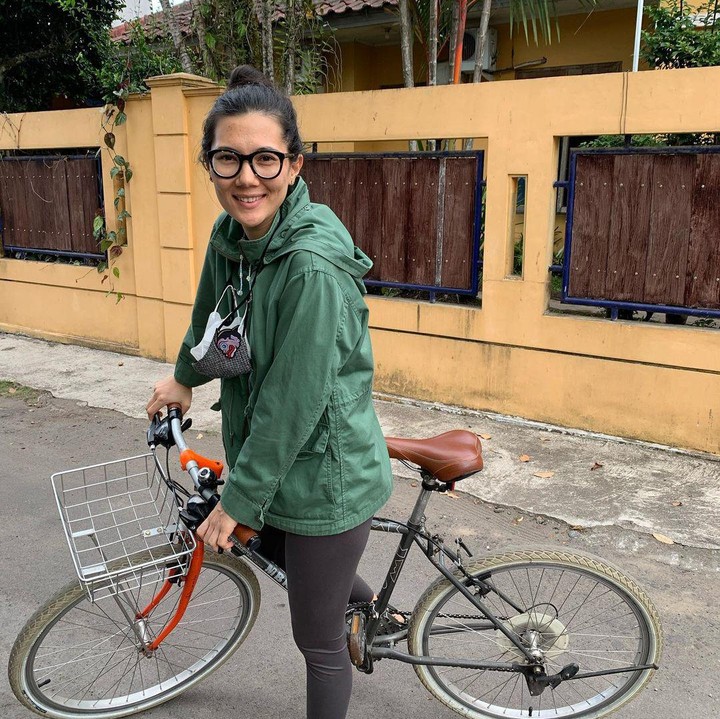 <p>Dinikahi musisi ternama Tanah Air, Sarah Diorita terbilang jauh dari kesan tenar. Ia menikmati gaya hidup sederhana saat menjalani peran sebagai istri seorang musisi ternama. (Foto: Instagram @sarahcandra)</p>