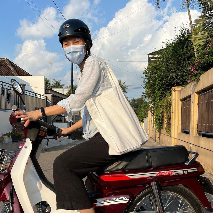 <p>Lewat media sosial, Sarah Diorita beberapa kali memamerkan posenya ketika menumpangi Si Gandos yang sudah berumur tua. (Foto: Instagram @sarahcandra)</p>