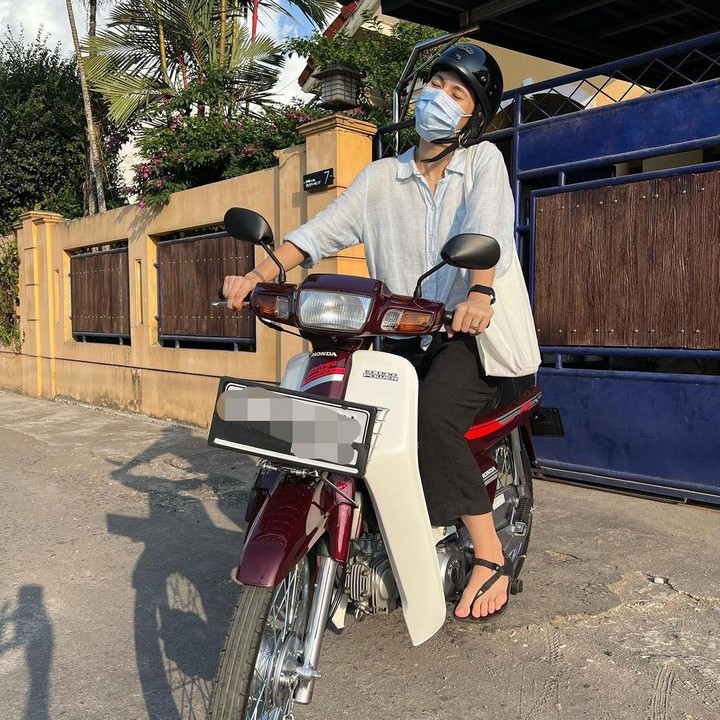 <p>Di kesehariannya, Sarah Diorita gemar menaiki motor jadul kesayangan yang diberi nama Si Gandos. (Foto: Instagram @sarahcandra)</p>
