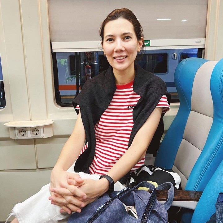 <p>Di beberapa kesempatan, Sarah Diorita juga terlihat menaiki kendaraan umum. Seperti ketika ia naik kereta api, Bunda. (Foto: Instagram @sarahcandra)</p>
