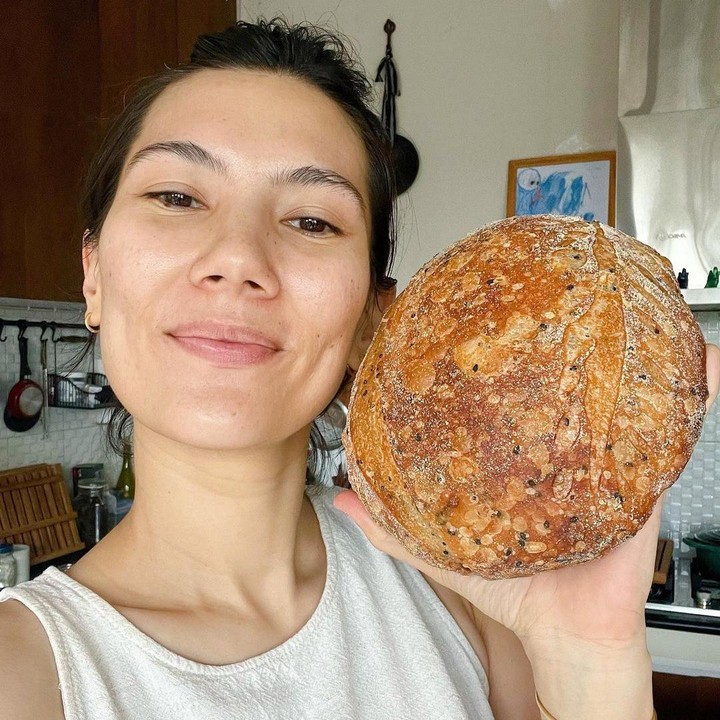 <p>Sarah Diorita juga sering memperlihatkan hobinya yang sederhana. Ia gemar menghabiskan waktu di dapur dan mencoba berbagai resep baru. Potret sederhana Sarah kerap mengundang komentar warganet.<em> "MasyaAllah... Mereka memang keluarga sederhana banget... Sekelas sheila on 7 lo,"</em> kata akun @mimilk***** (Foto: Instagram @sarahcandra)</p>