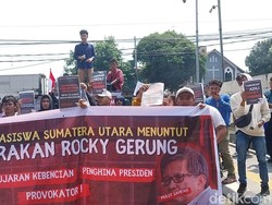 Mahasiswa Demo di Polda Sumut Minta Rocky Gerung Ditangkap