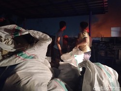 Momen Pedagang Evakuasi Barang Saat Kebakaran Pasar Sadang Serang