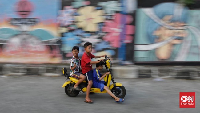 Pria asal Solo, Taufik Idharudin, terinspirasi dua bocah berkendara motor dari Madura ke Semarang hingga mengajukan uji materi syarat usia pembuatan SIM.