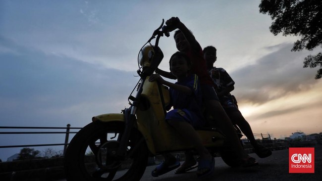 Regulasi soal usia minimal 17 tahun untuk membuat SIM digugat uji materi ke MK usai dua bocah 'selamat' berkendara motor dari Madura ke Semarang.