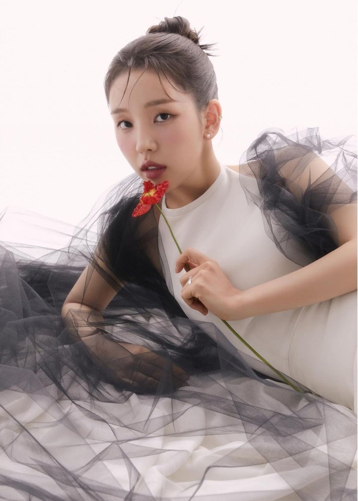 Solois yang memulai debutnya dibawah naungan JYP Entertainment tersebut mulai membagikan beberapa hasil foto pre-wedding yang diambilnya jelang hari pernikahan yang jatuh pada (12/10) mendatang untuk para penggemar./ Foto: instagram.com/ayeoniiiiii