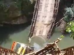 Truk Terjun ke Sungai saat Jembatan yang Dilewati Ambruk di Tabalong Kalsel