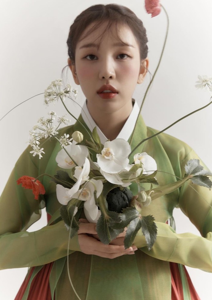 Tak melupakan unsur kebudayaan, Baek A Yeon juga turut mengenakan hanbok untuk gaun pernikahannya, Beauties. Riasan manis dengan warna hijau hanbok sukses menciptakan harmoni oriental pada visual Baek A Yeon./ Foto: instagram.com/ayeoniiiii