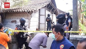 VIDEO: Densus 88 Geledah Rumah Perakit Bom Polsek Astana Anyar Bandung