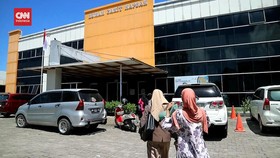 VIDEO: Gaji Tak Dibayarkan, Nakes RS di Bone Ramai-Ramai Resign