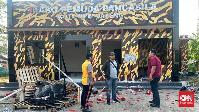 Tiga posko milik ormas di Kota Semarang, Jawa Tengah dirusak oleh rombongan orang tak dikenal pada Jumat dini hari (4/8). Tiada korban jiwa.