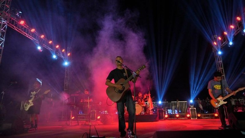 Gelaran Festival Musik Terapung 2023 berhasil menyedot perhatian ribuan warga dari berbagai wilayah Klaten, Jawa Tengah.