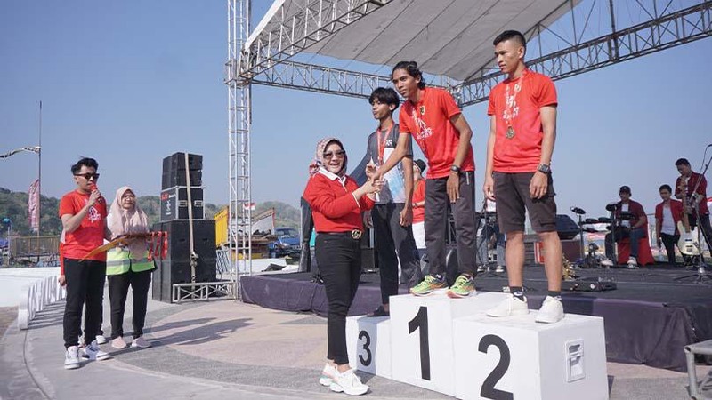 Ribuan pelari dari berbagai daerah memadati kawasan wisata Rowo Jombor, Bayat, Sabtu (5/8) pagi.