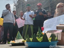 Tumpeng untuk Polisi dalam Aksi soal Panji Gumilang