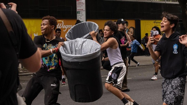 Polisi New York menahan 65 orang yang diduga terlibat kerusuhan acara giveaway PS5 yang digelar influencer Kai Cenat.