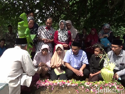 Tangis Ayah Zidan Mahasiswa UI, Minta Pembunuh Dihukum Mati