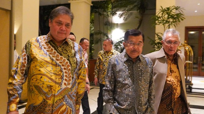 Jusuf Kalla mengimbau seluruh pihak agar tidak mencampuri soal kebijakan teknis yang diberlakukan Airlangga Hartarto di internal partai untuk meraih kemenangan.