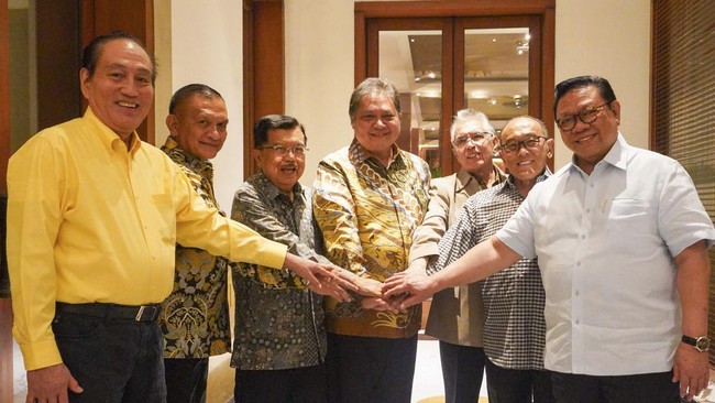 Sebagai perwakilan institusi politik dan institusi demokrasi rakyat, Airlangga Hartarto menilai wajar jika senior partai meminta konstitusi Golkar terus dijaga.