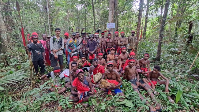 Masyarakat adat di Sorong Selatan tak ingin tempat hidupnya diinvasi perusahaan sawit. Oleh karena itu mereka menempuh misi demi mendapat status hutan adat.