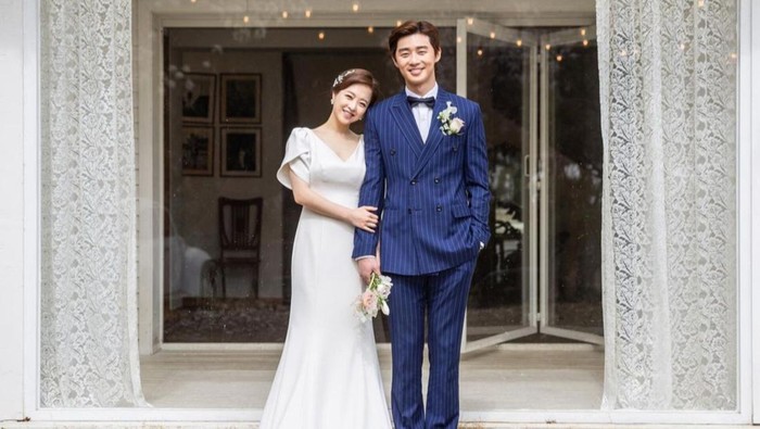 Siap Mengaduk Emosi Penonton, Park Seo Joon dan Park Bo Young Pancarkan Chemistry Manis untuk Film Thriller 'Concrete Utopia'