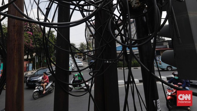 Tiang listrik dengan kabel semrawut di atasnya terbakar di Jalan Pakubuwono, Kebayoran Baru, Jakarta Selatan, Sabtu (12/8) pagi.