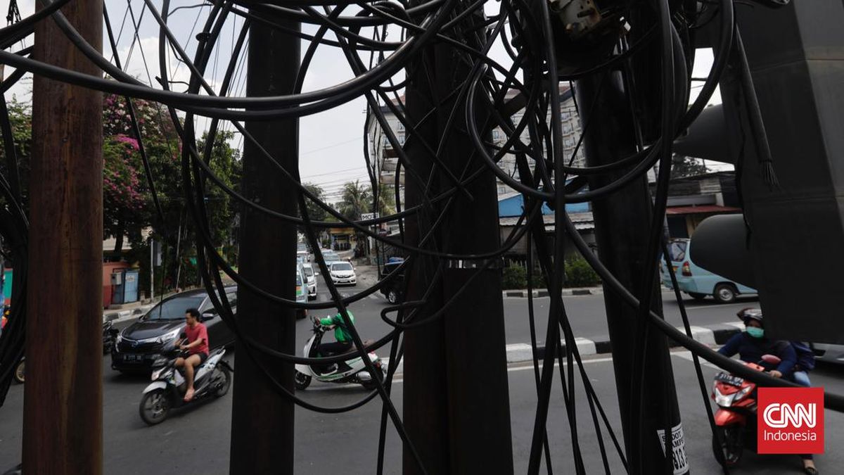 Kabel Optik Menumpuk, Tiang Listrik di Mangga Besar Jakbar Ambruk