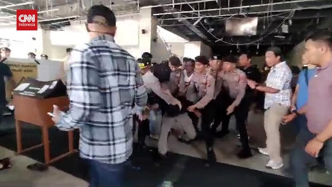 Kapolda Sumbar Irjen Pol Suharyono memastikan anggotanya tidak menginjak area suci tempat ibadah salat di Masjid Raya Sumbar saat kawal aksi warga Air Bangis.