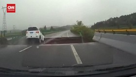 VIDEO: Detik-detik Mobil Jatuh ke Lubang Jembatan Ambruk di China