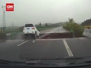 VIDEO: Detik-detik Mobil Jatuh ke Lubang Jembatan Ambruk di China