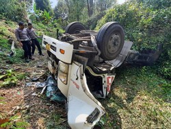 Truk Masuk Jurang di Gentong Tasikmalaya, Bocah 12 Tahun Tewas!