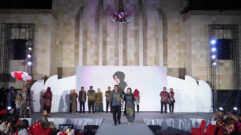 50 desainer fesyen yang tergabung di Fashion Designer Klaten (Fadeska) menampilkan karya pada ajang Klaten Fashion Festival (KFF) di Monumen Juang 45 Klaten.