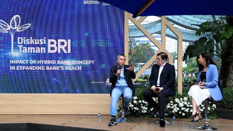 Demi memperluas jangkauan layanan terhadap nasabah, BRI mengusung konsep hybrid bank, yakni perpaduan keunggulan layanan fisik secara langsung dan digital.