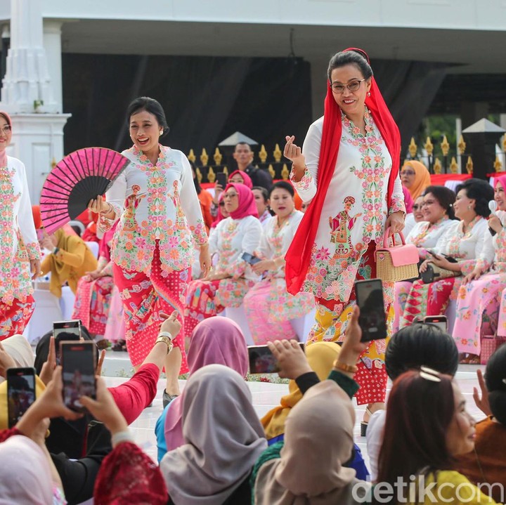 <p>Acara Istana Berkebaya digelar di Istana Kepresidenan dalam rangka perayaan HUT RI ke-78. Di acara ini, para tamu undangan hadir mengenakan busana tradisional kebaya. (Foto: Grandyos Zafna/detikcom)</p>