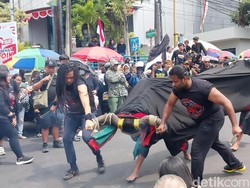 Bule-bule Main Pecut hingga Makan Dupa di Karnaval Ini