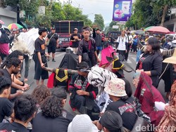 Melihat Para Bule Unjuk Gigi di Karnaval Bantengan Nuswantara Kota Batu