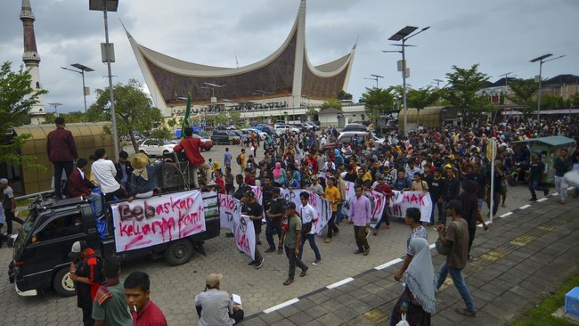 Direktur LBH Padang menjelaskan empat polisi yang diduga represif terhadap anggotanya saat aksi warga Air Bangis sudah dilaporkan ke Polda Sumbar.