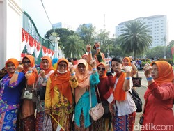Antusiasme Emak-emak Jakarta Saksikan Istana Berkebaya