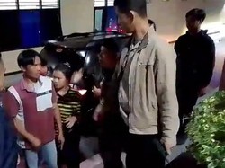 Ortu Murid yang Katapel Mata Guru hingga Buta Menyerahkan Diri!