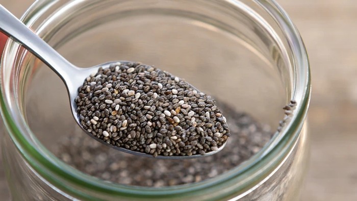 Chia seed atau biji chia sangat padat nutrisi, mengandung asam lemak omega 3, kalsium, magnesium, mangan, dan serat larut.