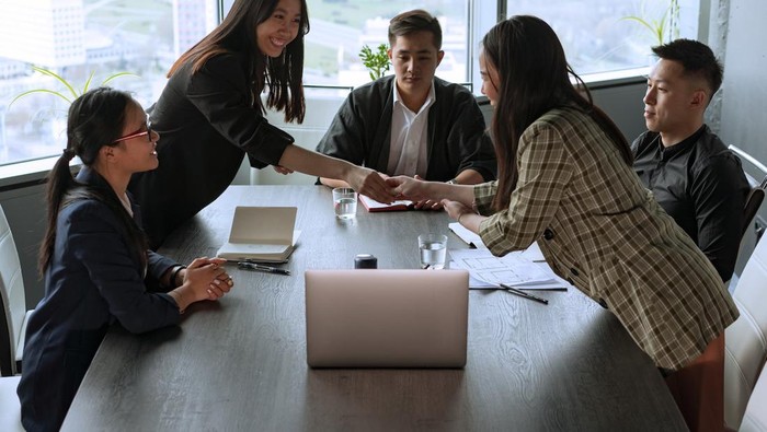 Scorpio sangat paham bahwa rekan kerja yang positif dapat menggiringnya ke dalam puncak kesuksesan/Foto: pexels.com/mikhail-nilov