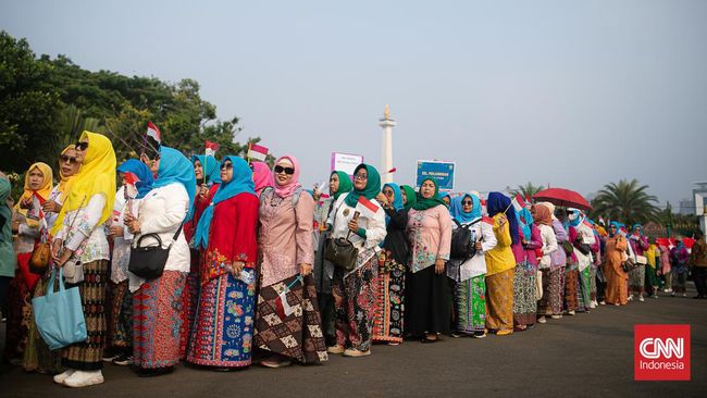 Ibu Negara Iriana tampil dalam balutan kebaya encim merah pada acara Istana Berkebaya di Istana Negara, Minggu (6/8). Ini penjelasan tentang kebaya encim
