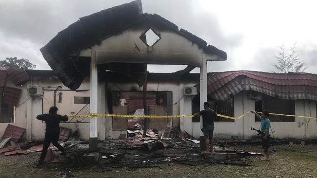 Kepolisian masih menyelidiki penyebab terbakarnya Gedung KPU Distrik Dekai di Kabupaten Yahukimo, Papua.