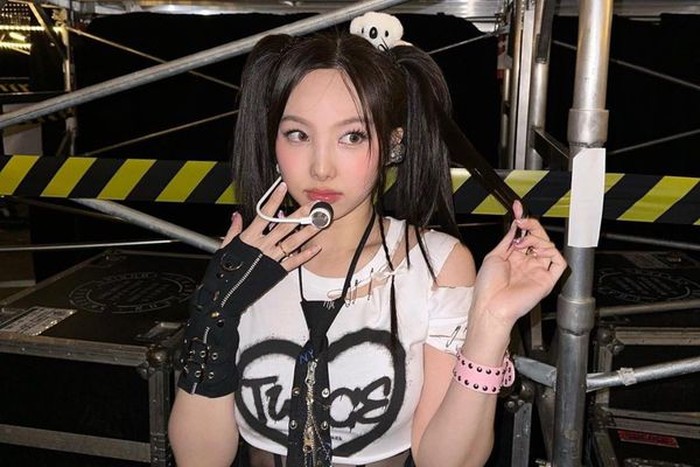 Kepribadiannya yang ceria juga membuat banyak orang menyukai idol K-Pop perempuan kelahiran tahun 1995 tersebut./ foto: instagram.com/nayeonyny