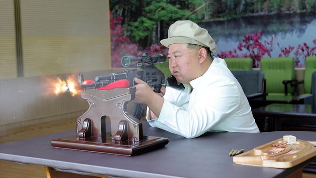 Korea Utara merilis foto terbaru sang pemimpin Kim Jong Un tengah mengunjungi pabrik senjata dan membidiknya dengan penuh gaya. 