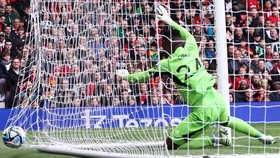 FOTO: Blunder Onana Warnai Sukses MU Gebuk Lens
