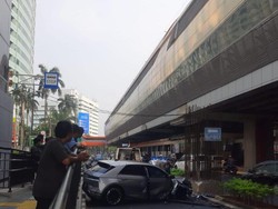 Penampakan Mobil Listrik Ringsek Usai Kecelakaan di Jl Rasuna Said Jaksel