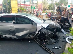 Detik-detik Mobil Listrik Tabrak Pembatas Jalan hingga Ringsek di Jaksel