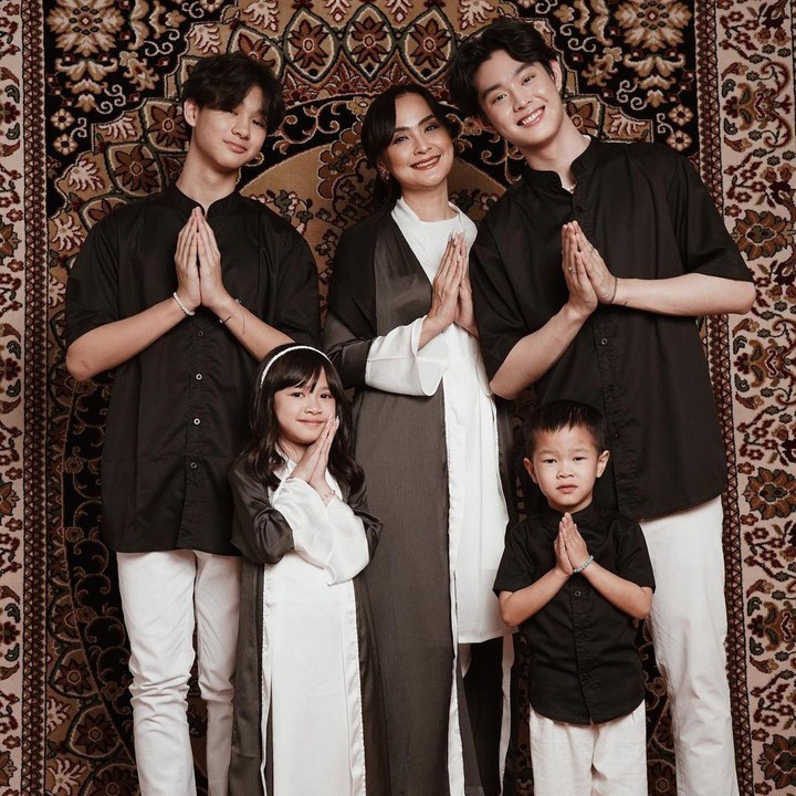 <p>Dalam wawancara bersama HaiBunda beberapa waktu lalu, Natalie pernah mengungkapkan perasaannya menjadi single mom yang membesarkan empat anak. Natalie mencoba untuk menerima keadaan dan kini yang terpenting adalah menjadi contoh baik bagi anak-anaknya. (Foto: Instagram @nat_grtm)</p>